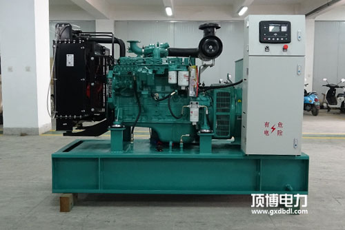 一臺750kW柴油發(fā)電機組工作小于100h，起動排氣管有大量白煙